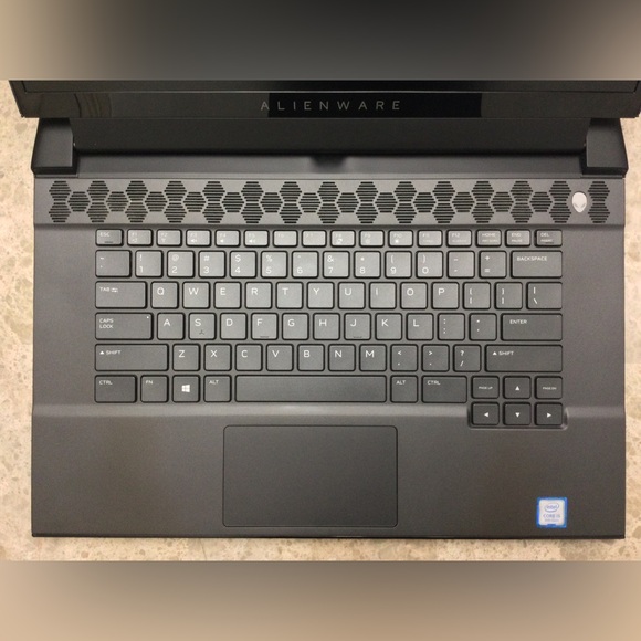 Alienware M15 R2 / GTX 1660 Ti / i5 9300H / 8GB RAM / 256GB SSD / Windows 11 Pro - Picture 9 of 10